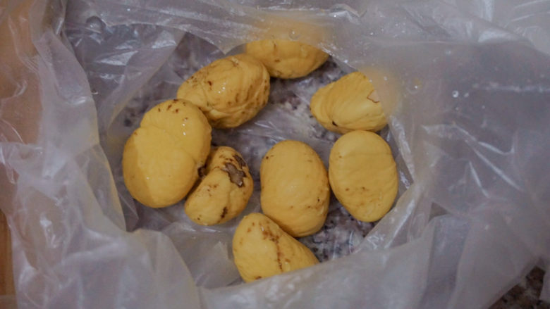 香菇焖鸡,在菜市场买来少许的<a style='color:red;display:inline-block;' href='/shicai/ 2421'>板栗</a>（不喜欢吃的可以不加哦）