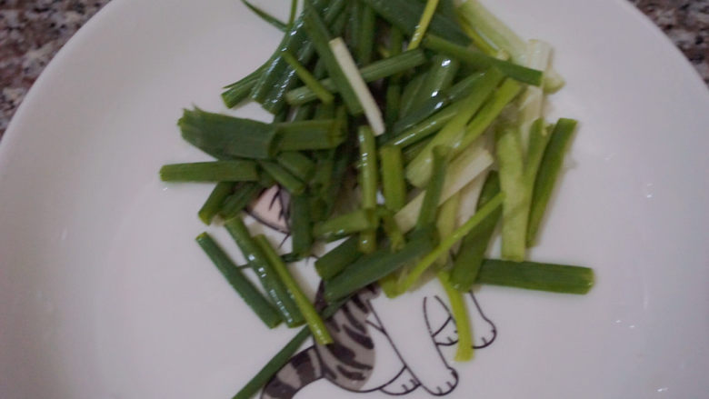 香菇焖鸡,准备适量的<a style='color:red;display:inline-block;' href='/shicai/ 3250'>葱</a>花