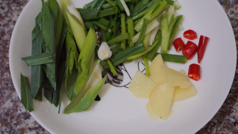 香菇焖鸡,还有姜片