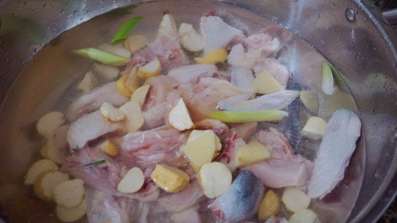 香菇焖鸡,加入适量清水和少许料酒煮开