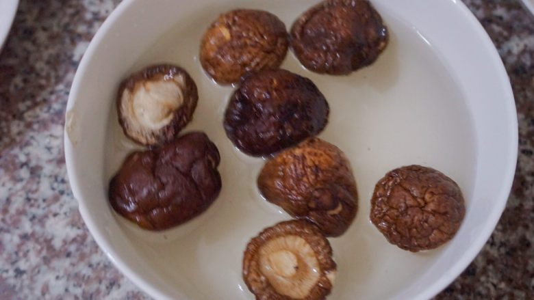 香菇焖鸡,<a style='color:red;display:inline-block;' href='/shicai/ 230'>香菇</a>泡水至少半小时