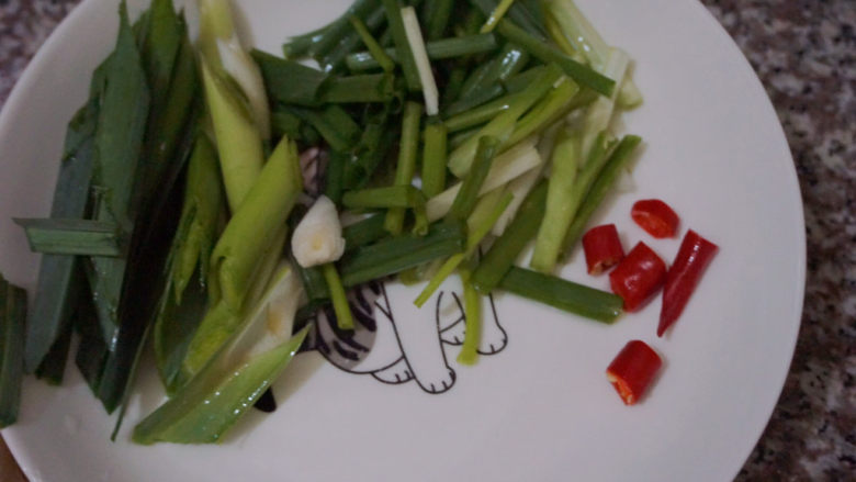 香菇焖鸡,少许红米椒