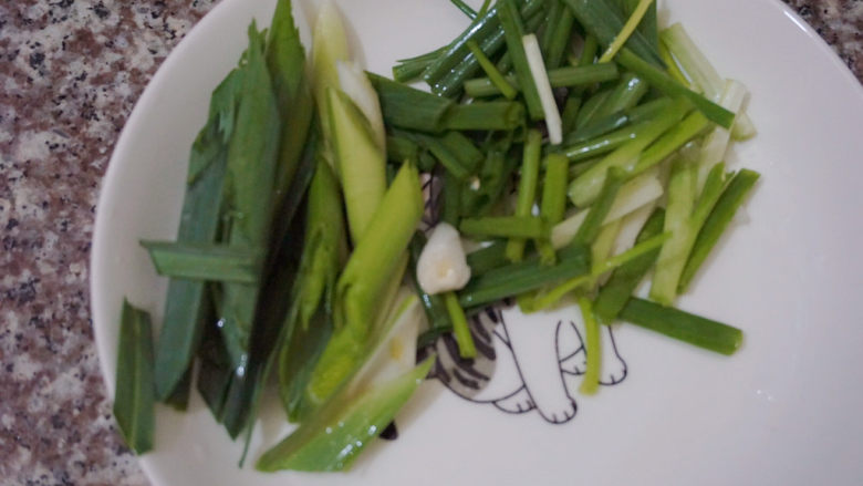 香菇焖鸡,还有适量的蒜段