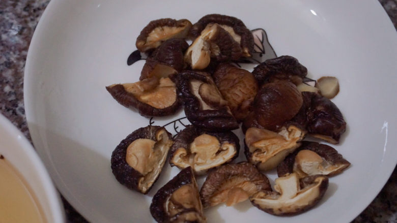 香菇焖鸡,这时可以将泡软后的香菇切小块