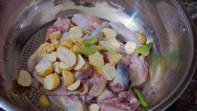 香菇焖鸡,也可以加入少许葱段