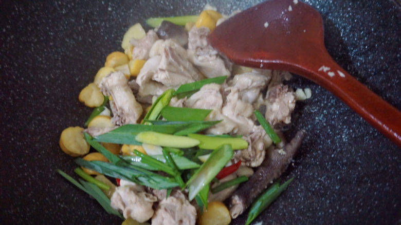 香菇焖鸡,锅内热油下锅，加入蒜泥红米椒蒜段爆炒后倒入鸡肉