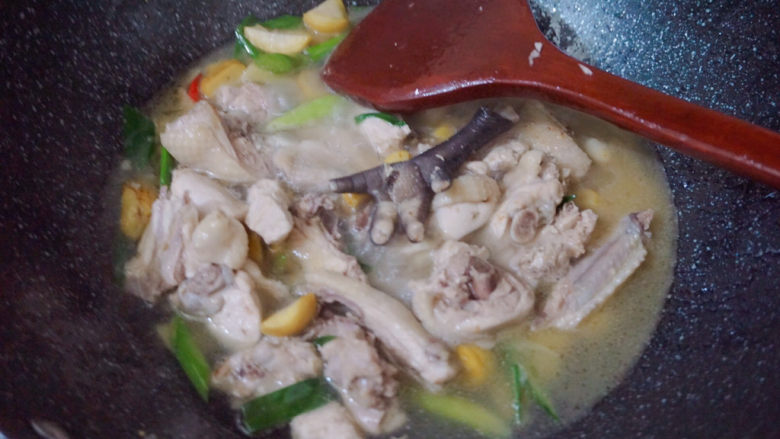 香菇焖鸡,翻炒4-6分钟加入适量水焖煮