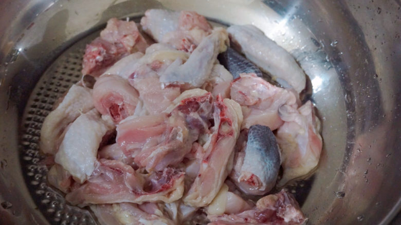 香菇焖鸡,锅内放入鸡肉