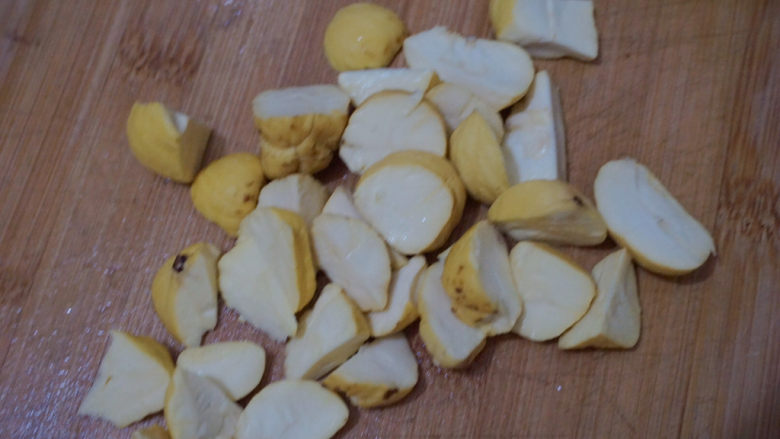 香菇焖鸡,将板栗切成小块（小块好入味）