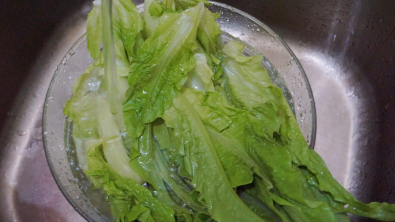 香菇焖鸡,也可以加入<a style='color:red;display:inline-block;' href='/shicai/ 155'>油麦菜</a>，<a style='color:red;display:inline-block;' href='/shicai/ 155'>油麦菜</a>泡水洗干净（不喜欢吃<a style='color:red;display:inline-block;' href='/shicai/ 155'>油麦菜</a>的可以不吃哦）