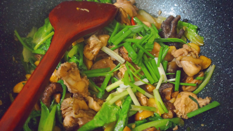 香菇焖鸡,煮软油麦菜加入葱花即可出锅食用啦