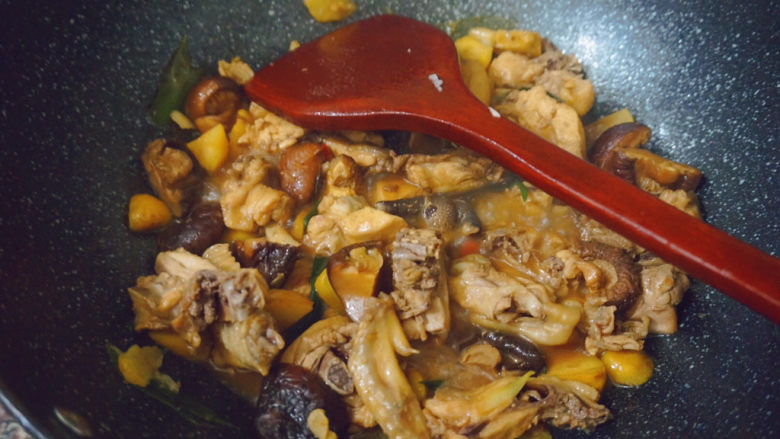 香菇焖鸡,焖煮3-5分钟