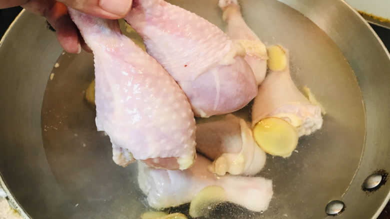 香菇焖鸡,鸡腿下锅焯水,去除血水和腥味。