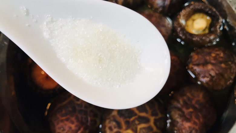 香菇焖鸡,泡香菇的小窍门:在泡香菇的水里添加适量的白糖,就可以迅速泡发香菇,缩短等待的时间。