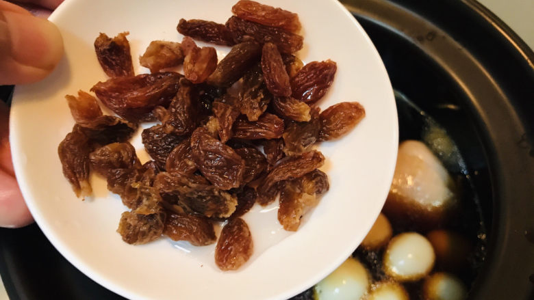 香菇焖鸡,为了增加风味,我还加入了一小碟<a style='color:red;display:inline-block;' href='/shicai/ 603'>葡萄干</a>。