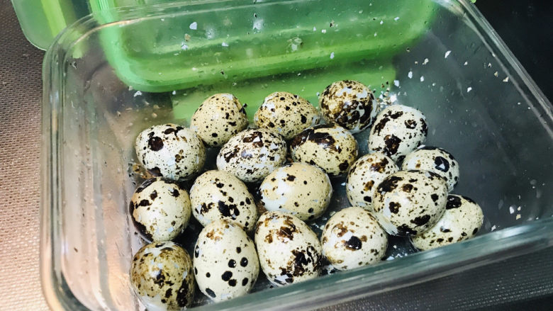 香菇焖鸡,鹌鹑蛋剥壳小窍门:将泡过冷水的鹌鹑蛋捞出放在一个可密闭的盒子里,盖上盖子,轻轻摇晃半分钟,打开就发现蛋壳都已经均匀开裂了,轻轻一剥蛋壳就完全脱落了。