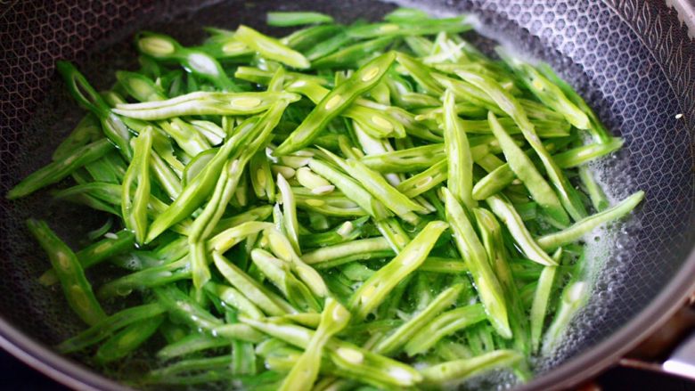 芸豆丝爆虾,锅中倒入适量的清水烧开,把芸豆丝放入锅中,加入适量的盐和几滴食用油。