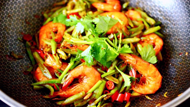 芸豆丝爆虾,大火翻炒均匀后,撒上<a style='color:red;display:inline-block;' href='/shicai/ 131'>香菜</a>段即可关火。