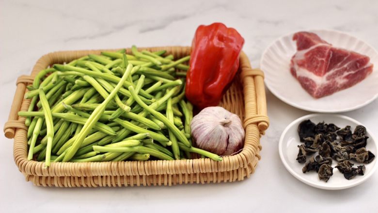 梅花肉炒黄花菜,首先备齐所有的食材,<a style='color:red;display:inline-block;' href='/shicai/ 127'>黄花菜</a>去根洗净备用。