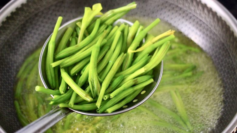 梅花肉炒黄花菜,锅中倒入适量的清水烧开，加入少许盐和几滴食用油，把黄花菜进行焯水，焯熟的黄花菜捞出过冷水后沥干。