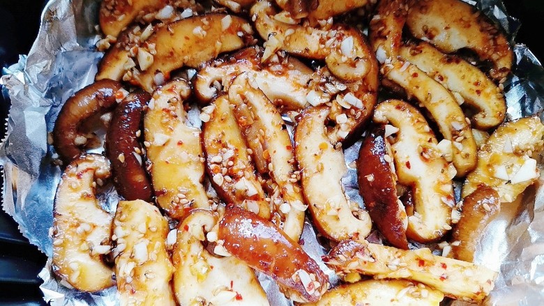 孜然烤香菇,空气炸锅中铺好锡纸,把香菇条摆好,180℃烤15分钟