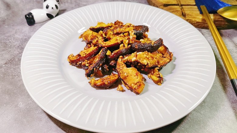 孜然烤香菇,装盘撒上<a style='color:red;display:inline-block;' href='/shicai/ 678'>白芝麻</a>点缀,香味浓郁的孜然烤香菇完成。