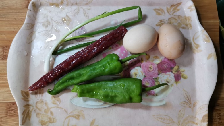 香肠炒蛋,准备好，所需要的食材。