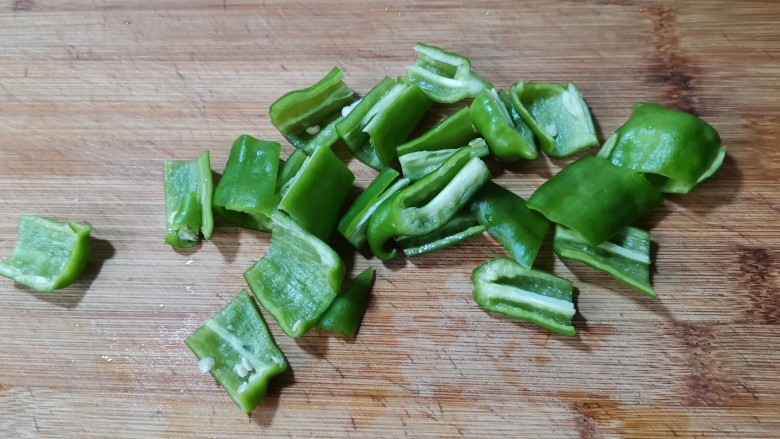 香肠炒蛋,切成小块。