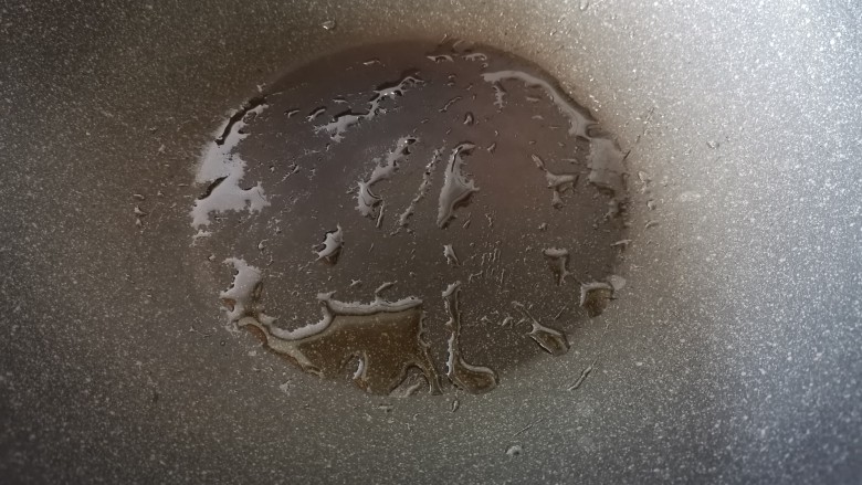 香肠炒蛋,锅里加少许的油，防还沾锅。
