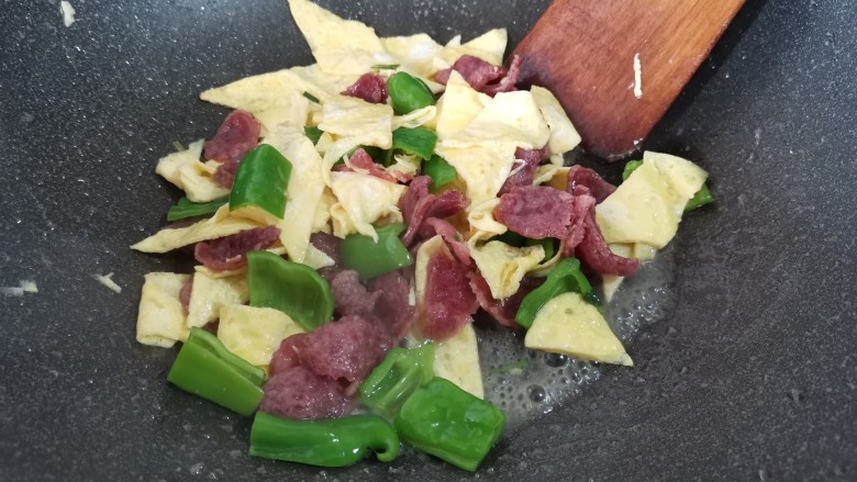 香肠炒蛋,也可以加入其他喜欢的调料。这样一份色香味俱全又色彩诱人人的香肠炒鸡蛋就做好了。