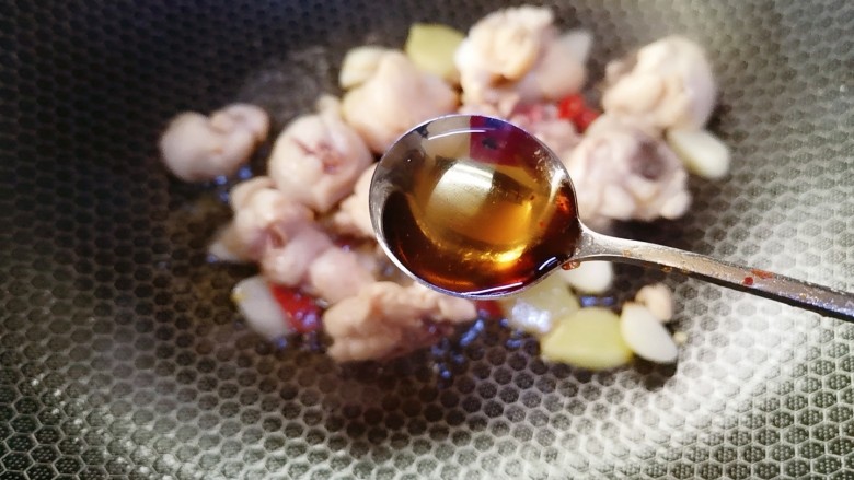 香菇焖鸡,鸡块炒干水分后,加适量料酒