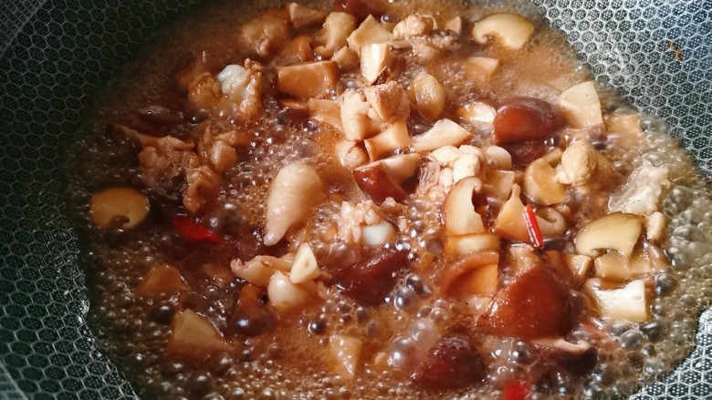 香菇焖鸡,加适量清水,盖盖子焖煮