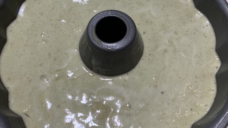 蓝莓樱桃戚风,倒入蛋糕糊