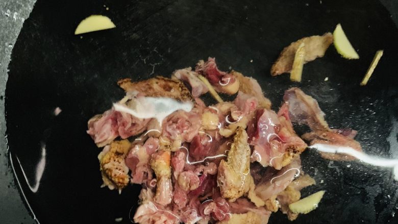 鸽子汤,放入鸽子肉,不用焯水。