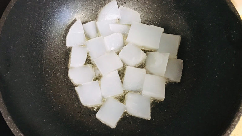 煎焖子,转小火,慢火煎制