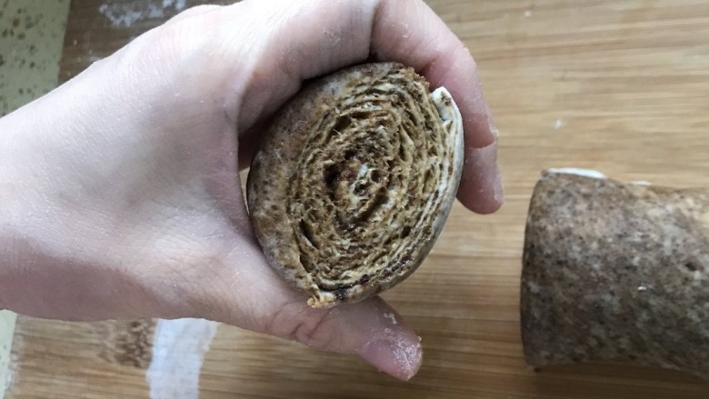 糖火烧,卷紧,切成等量剂子