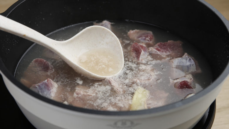 土豆牛肉,大火煮开,中火煮2一3分钟,捞出肉块后,用温热的水冲洗掉表面浮沫。
