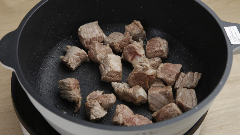 土豆牛肉,锅加入少许油,将沥干水分的牛腩放入锅中,中小火煸炒,使牛腩,表面形成焦层,这样能锁住肉汁的鲜香。