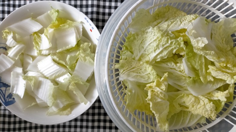 火腿娃娃菜,娃娃菜水分沥的差不多了,开始切
叶子和菜帮分开装