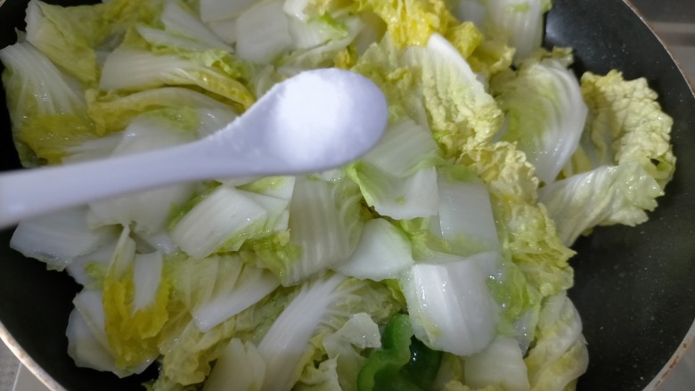 火腿娃娃菜,加入盐适量,根据自己口味