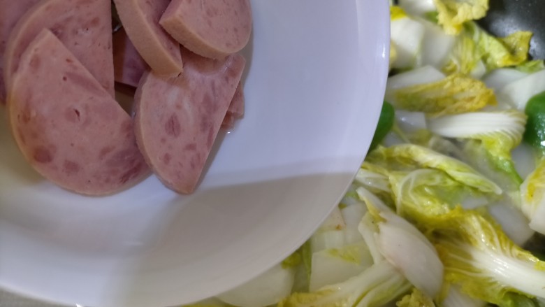 火腿娃娃菜,倒入火腿,火腿本身有味道,要在白菜加盐后倒入