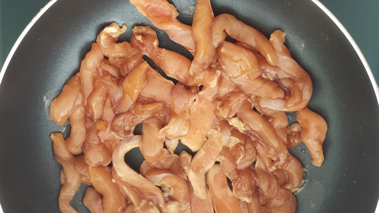 孜然鸡胸肉,平底锅中刷油,放入鸡肉条