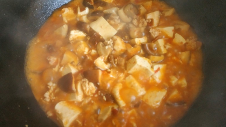 香菇肉末豆腐,水分变少,加入淀粉汁