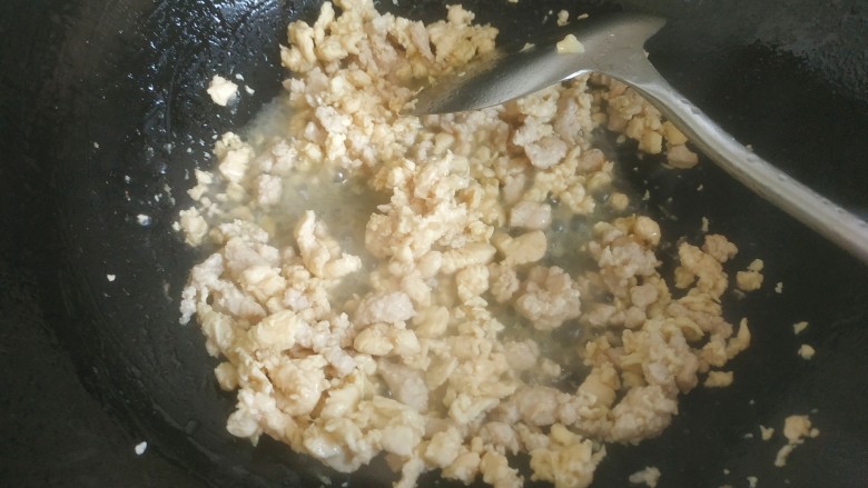 香菇肉末豆腐,锅中放入适量<a style='color:red;display:inline-block;' href='/shicai/ 857'>植物油</a>,放入肉馅,翻炒变白