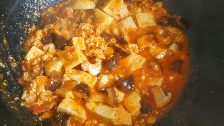 香菇肉末豆腐,大火烧开翻炒均匀,撒上葱花,关火出锅