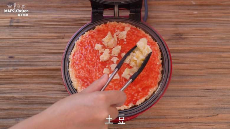 剩米饭做成披萨吃,再也不用担心小孩不吃米饭了,铺入一张烘焙纸,舀入米饭,使用刮刀刮平
