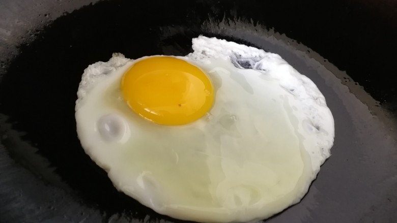 芝士火腿三明治,热锅倒入适量,油微热打入鸡蛋,小火煎熟。