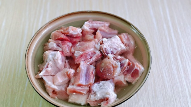 芋头蒸排骨,首先<a style='color:red;display:inline-block;' href='/shicai/ 959'>肋排</a>一定要提前泡冷水,大约2小时候左右,期间需要换两次水,直到水清澈为止。