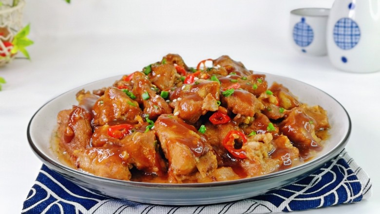 芋头蒸排骨,撒上熟<a style='color:red;display:inline-block;' href='/shicai/ 678'>白芝麻</a>,葱花与辣椒圈点缀,这样蒜香蒸排骨就完成啦!