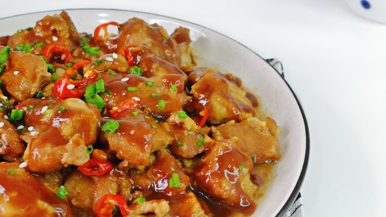 芋头蒸排骨,色香味俱全,蒸出来的排骨好吃不上火,芋头也超级好吃呐!